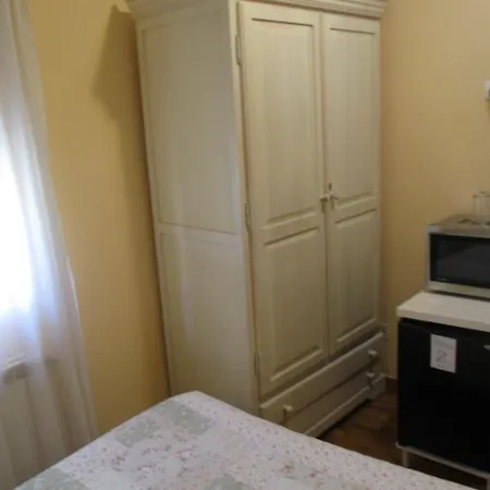 Becares Hostal